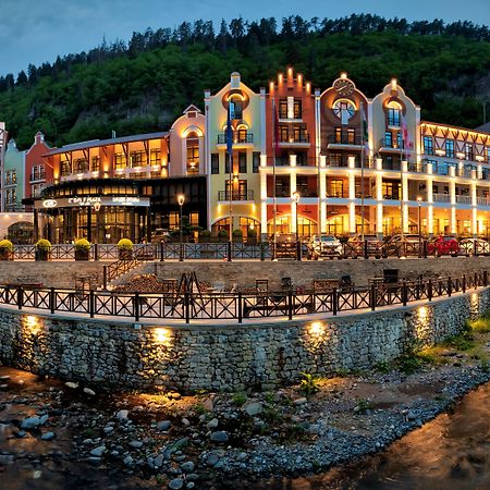 Crowne Plaza - Borjomi By Ihg Exterior foto The complex at night