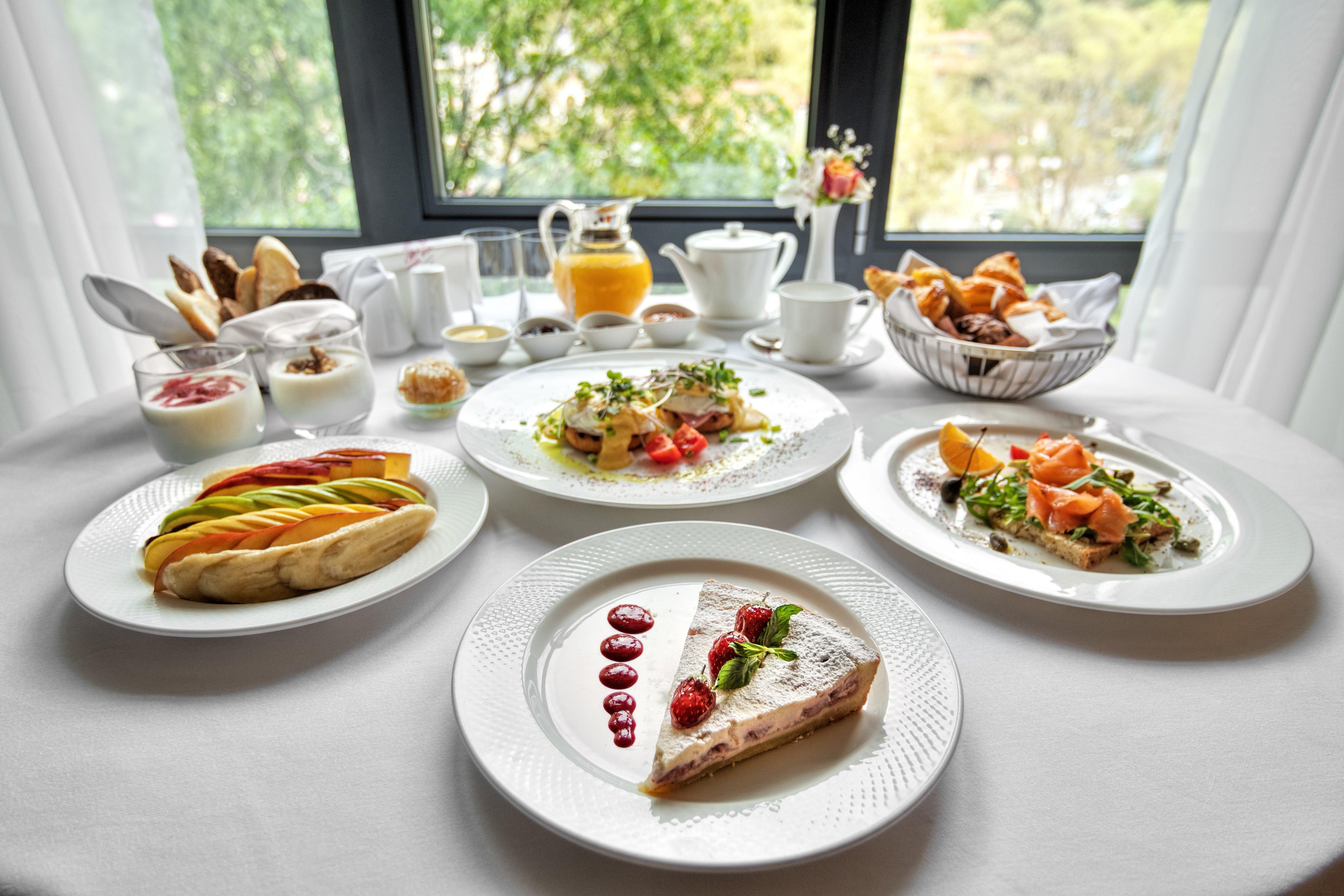 Crowne Plaza - Borjomi By Ihg Exterior foto A breakfast buffet