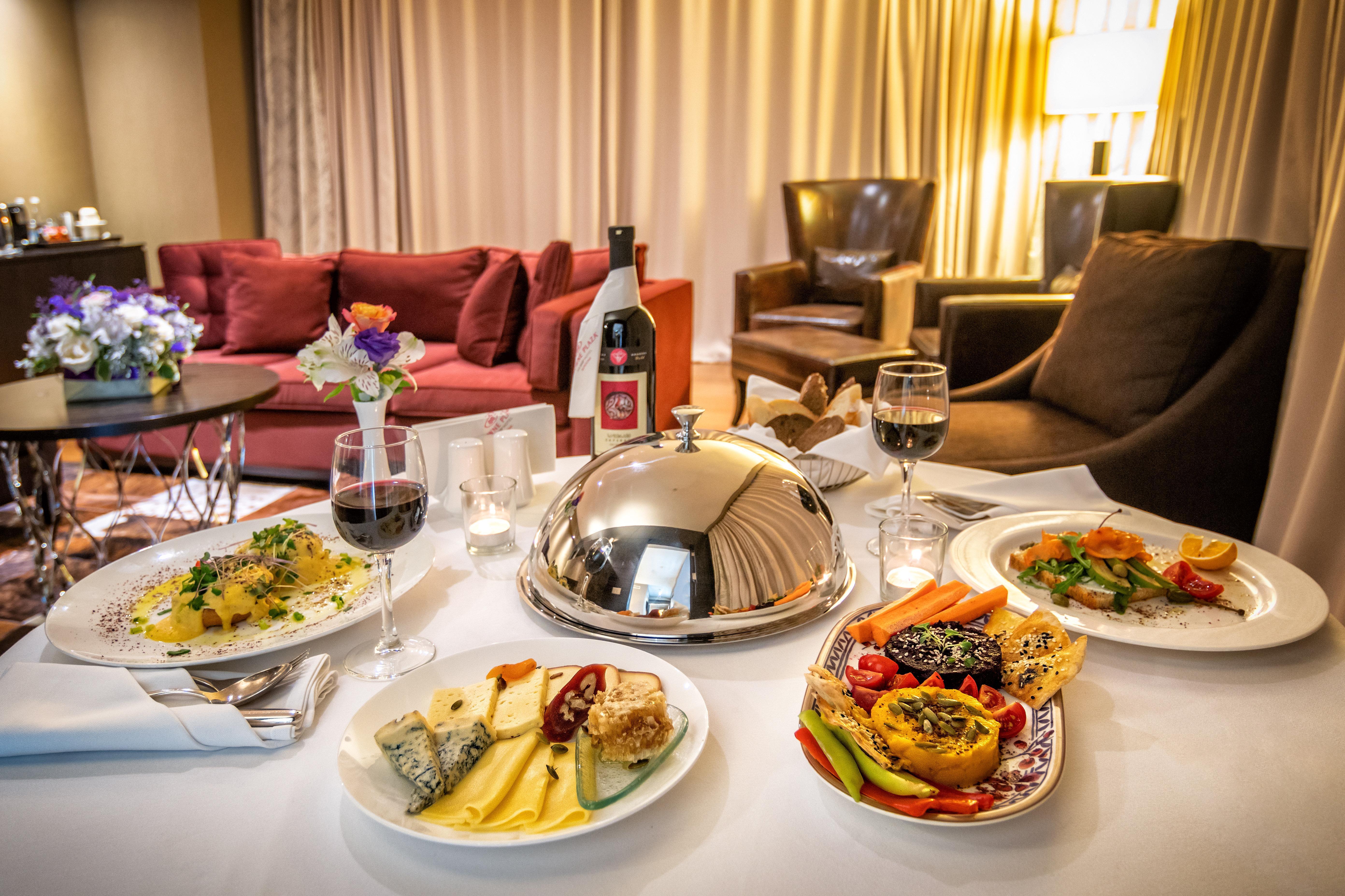 Crowne Plaza - Borjomi By Ihg Exterior foto In-room dining at the Mandarin Oriental, Munich
