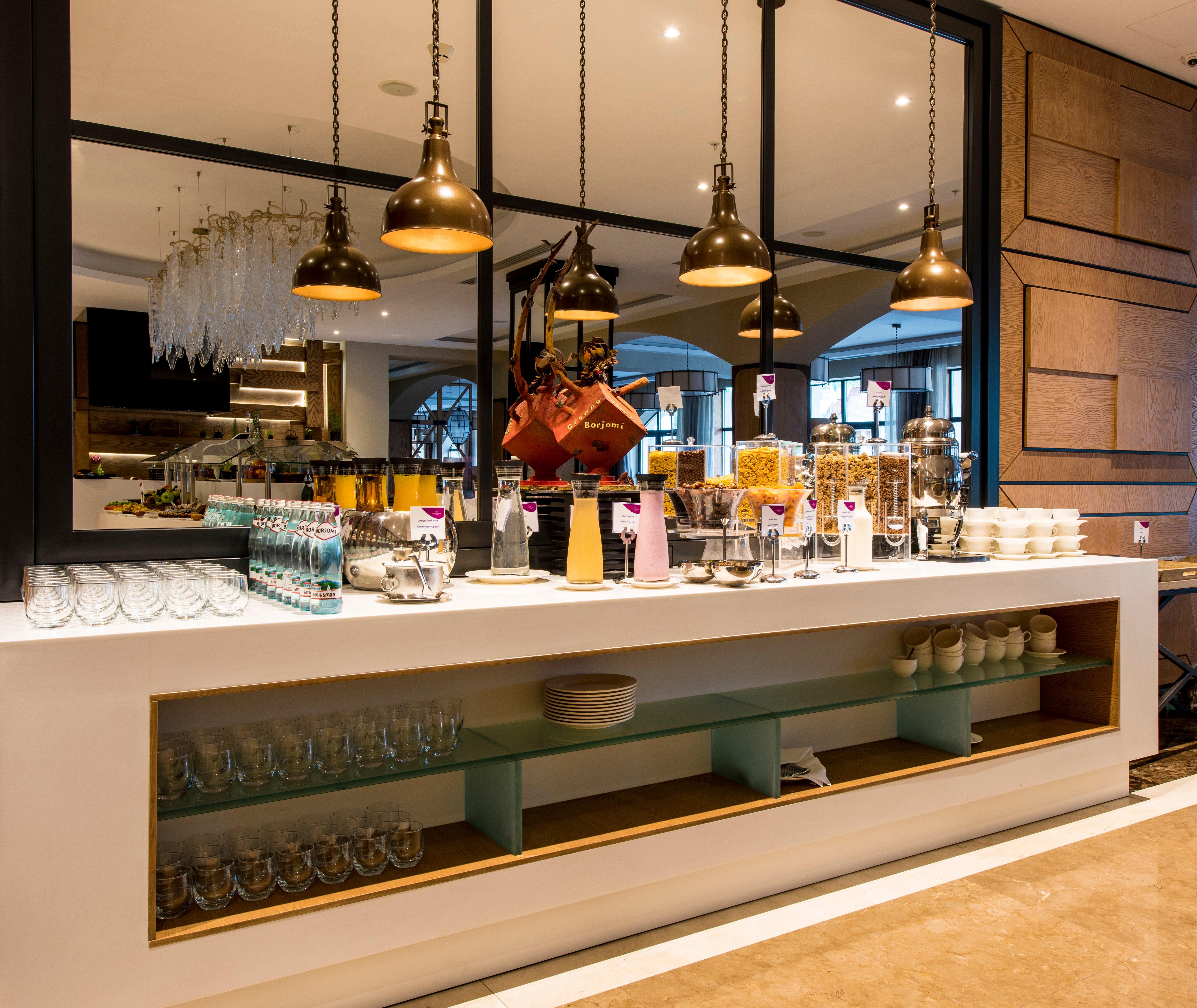 Crowne Plaza - Borjomi By Ihg Exterior foto The buffet at the restaurant