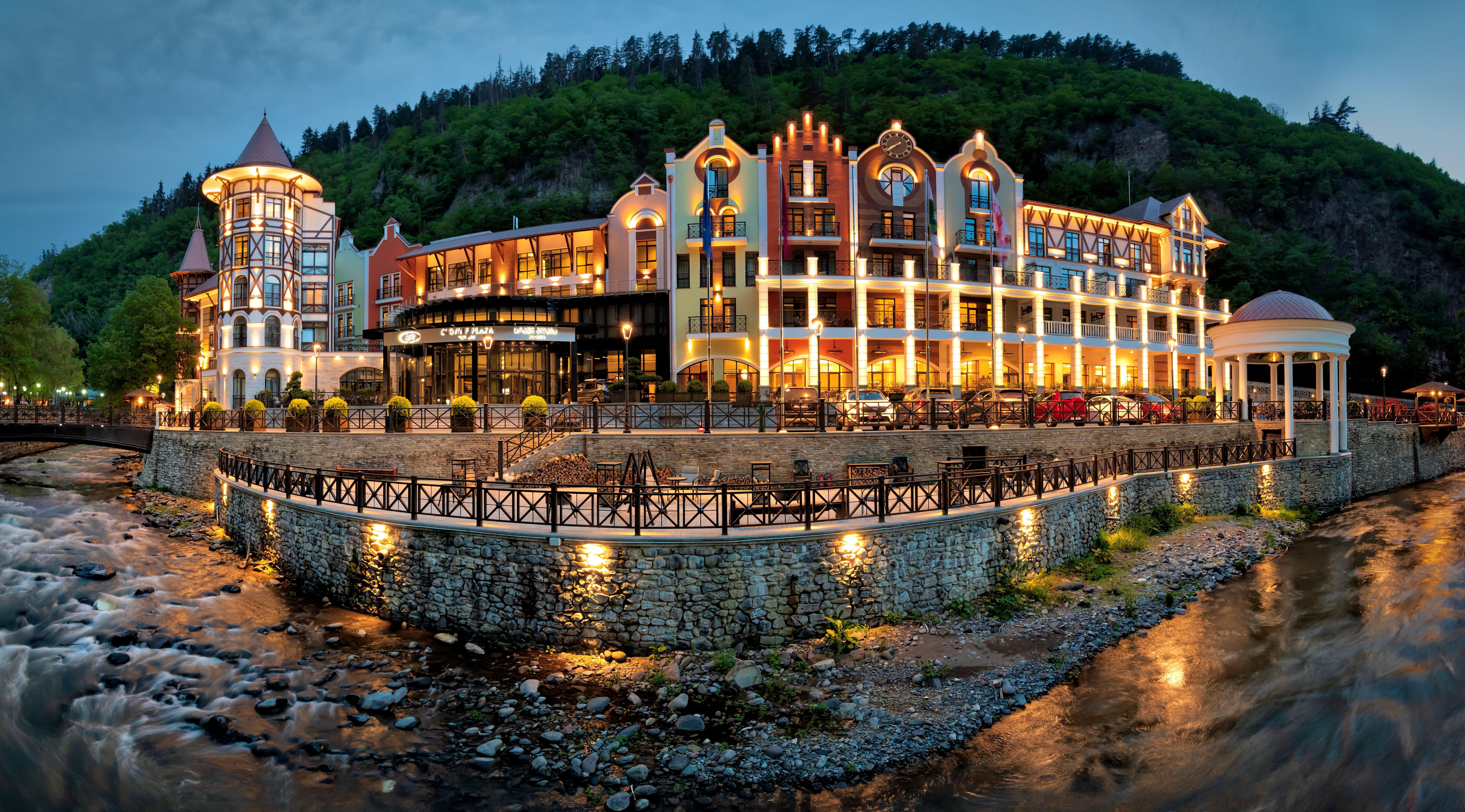 Crowne Plaza - Borjomi By Ihg Exterior foto The complex at night