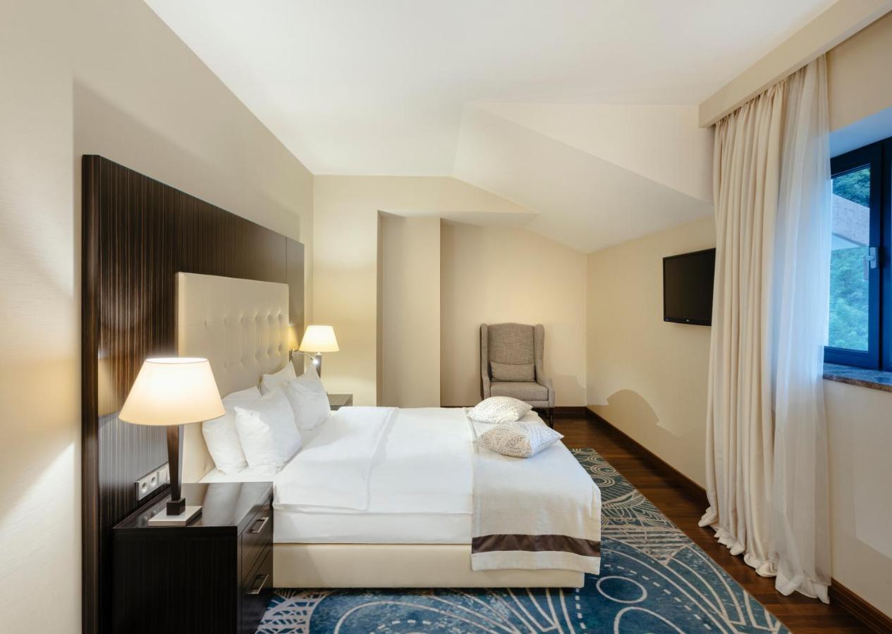 Crowne Plaza - Borjomi By Ihg Exterior foto A bedroom at the hotel
