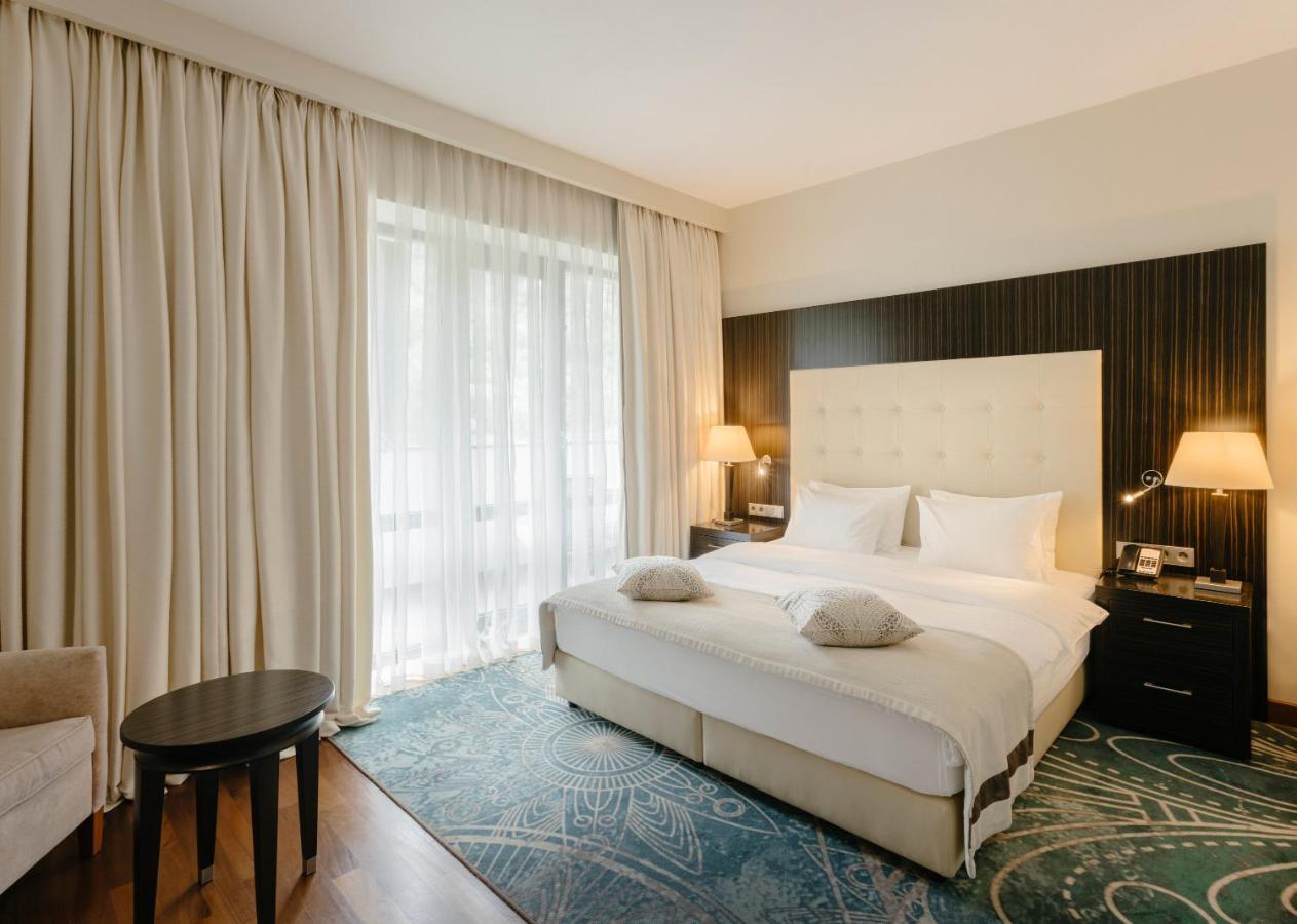 Crowne Plaza - Borjomi By Ihg Exterior foto A bedroom at the hotel