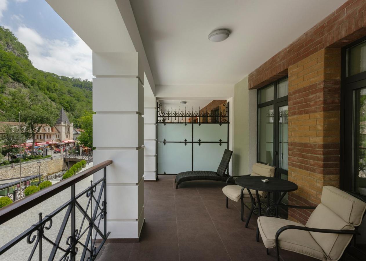 Crowne Plaza - Borjomi By Ihg Exterior foto A balcony
