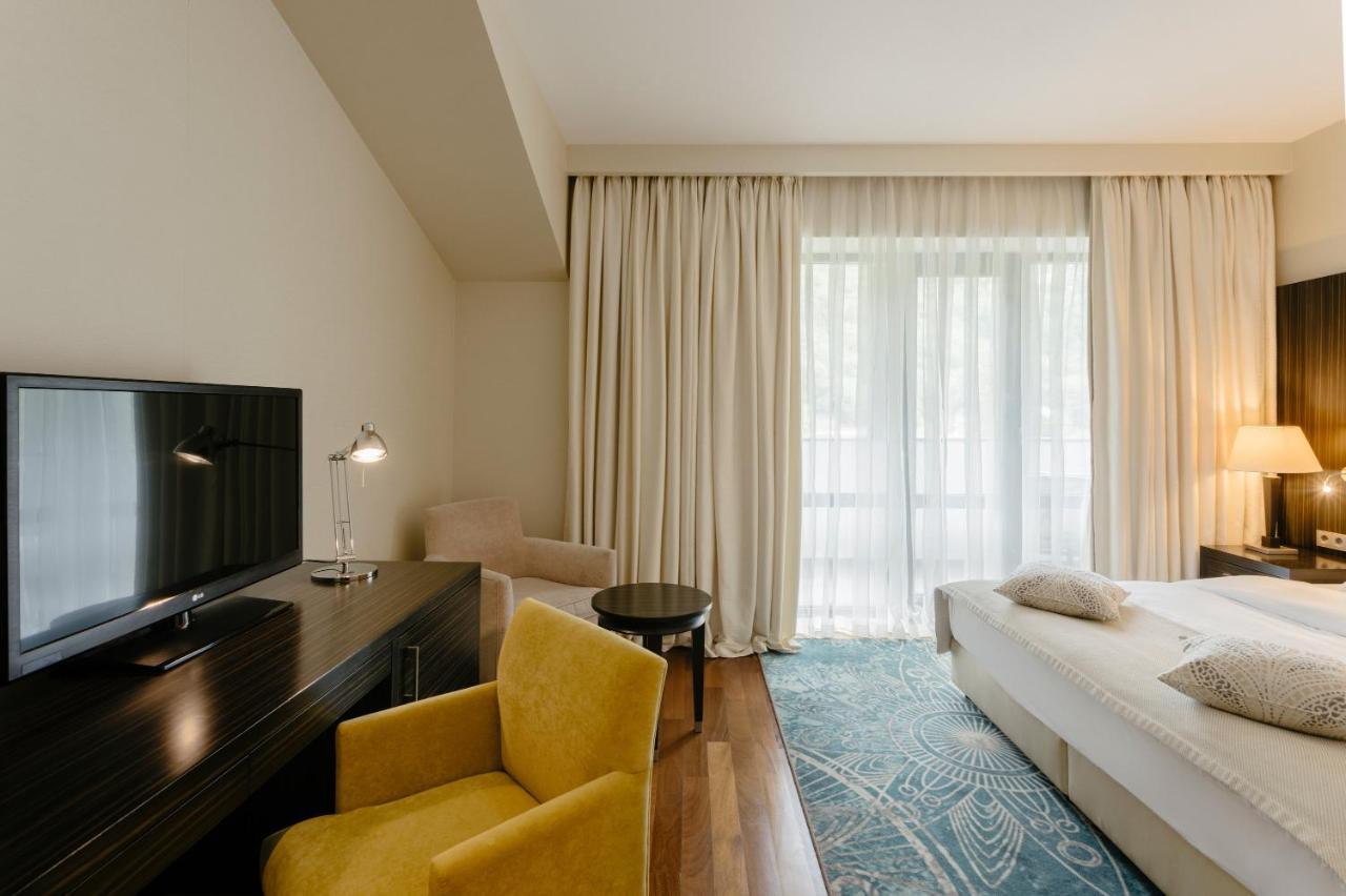 Crowne Plaza - Borjomi By Ihg Exterior foto A room at the hotel