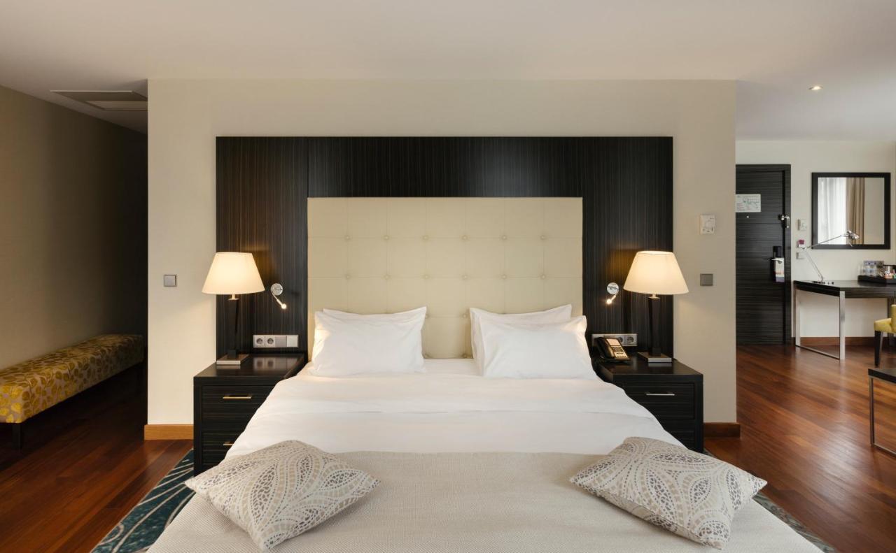 Crowne Plaza - Borjomi By Ihg Exterior foto A bedroom at the hotel