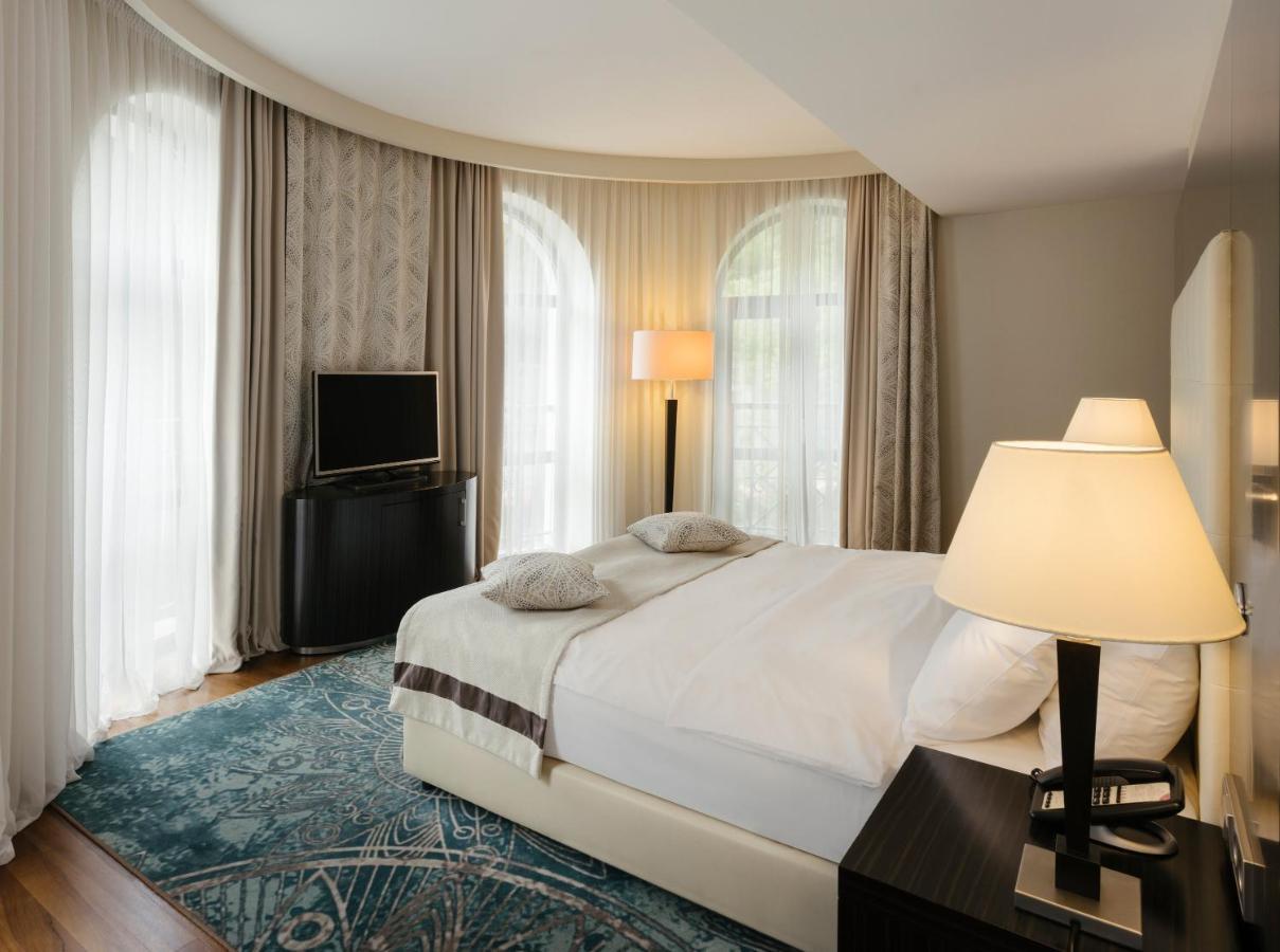 Crowne Plaza - Borjomi By Ihg Exterior foto A bedroom at the hotel