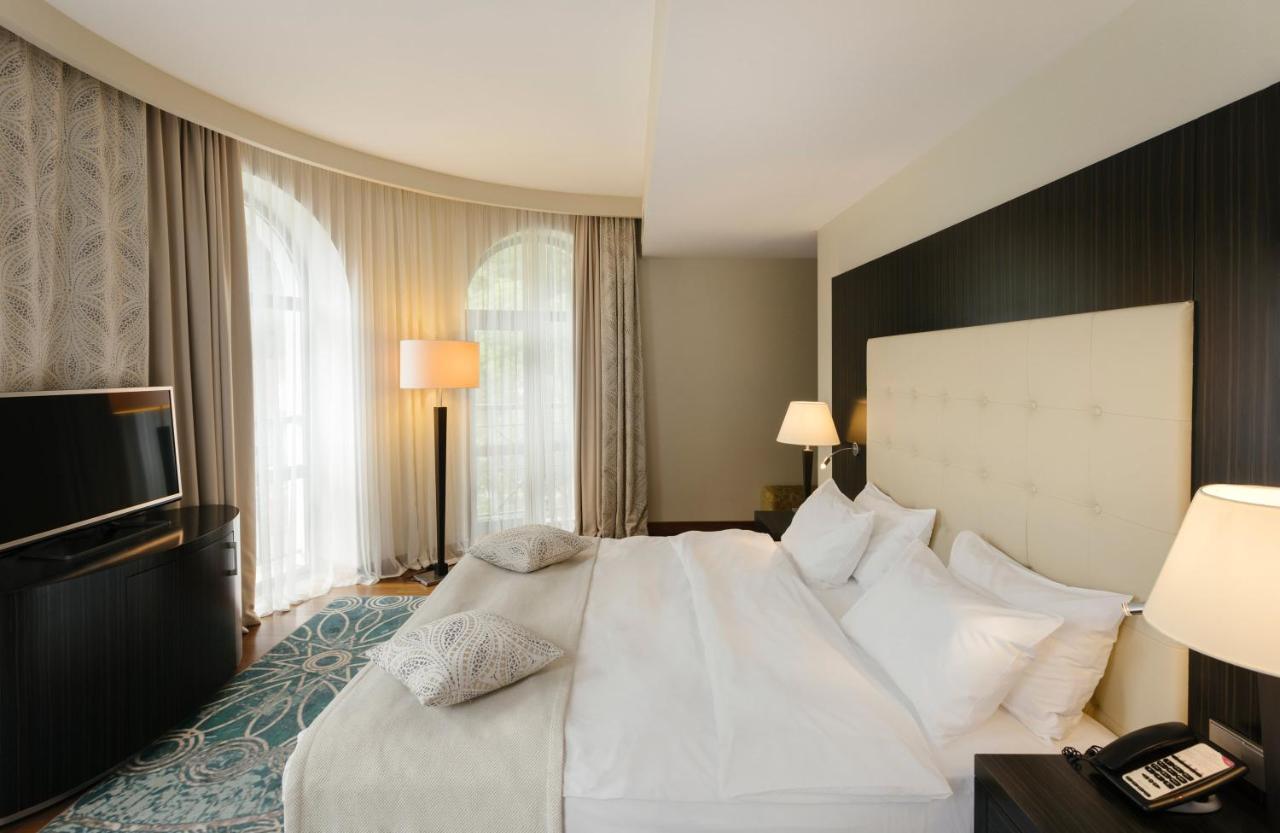 Crowne Plaza - Borjomi By Ihg Exterior foto A bedroom at the hotel